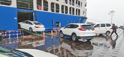  3月20日，武漢江盛汽車碼頭，一艘滾裝船靠港，將東風(fēng)本田、雷諾、通用等品牌車運(yùn)往重慶、南京、上海長(zhǎng)江日?qǐng)?bào)記者汪文漢 通訊員馬日福攝影報(bào)道