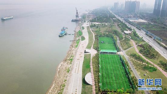 图为航拍武汉青山江滩
