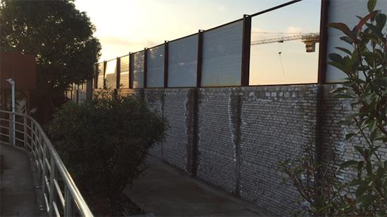 　　11月8日下午，中华鲟养殖场围墙外的芈月桥工地正在施工，塔吊运转中。澎湃新闻记者 吴跃伟 图