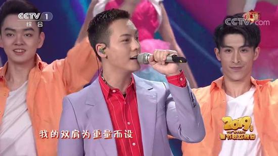 图为登上热搜的中国电信武汉艺术团的舞蹈演员刘巍<右1>、江一平<左1>