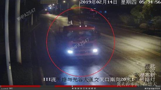 图为民警调集视频监控锁定神秘吊车