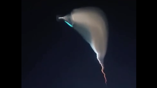 2月4日，新疆多地夜空出现罕见火箭云。