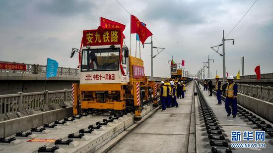 4月8日，中铁十一局三公司建设者在湖北省黄梅县孔垄北站铺设安九高铁500米长轨。