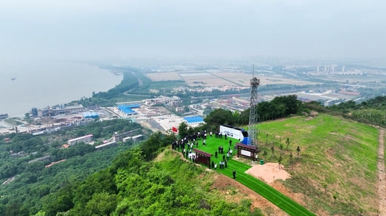 5月18日，华中科技大学部分师生来到武汉经济技术开发区大军山山头，俯瞰华中科技大学国际教育科技创新园区（军山校区）选址地。（武汉经济技术开发区工委宣传部供图）