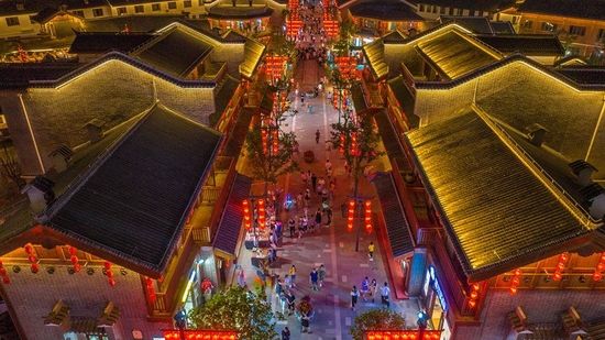 图为位于湖北省襄阳市樊城区的关圣古镇旅游景区。 杨东摄 新华网发