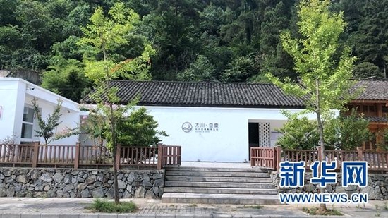 湖北省十堰市茅箭区茅塔乡大川镇上的“白房子”格外醒目 新华网发