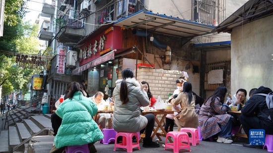 1月4日下午，粮道街一家米粉店前仍有大量食客。新华社记者 龚联康摄