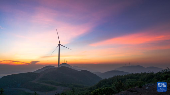 图为位于湖北省黄石市的筠山风电场景象。（王军 摄）