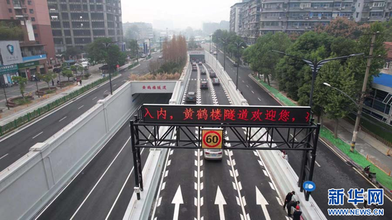 图为10月28日,武汉和平大道南延工程黄鹤楼隧道建成通车。新华网发 刘福昌摄