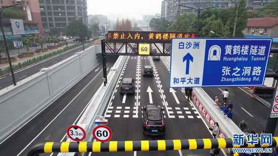 图为10月28日,武汉和平大道南延工程黄鹤楼隧道建成通车。新华网发 刘福昌摄