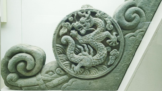▲雕刻有降龙图案的抱鼓石