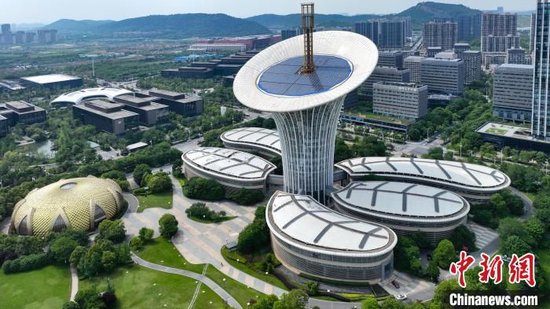 图为中国光谷地标建筑——“马蹄莲”大楼。吴淘淘 摄