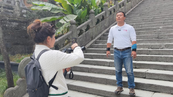 孙国山通过网络直播推介武当山