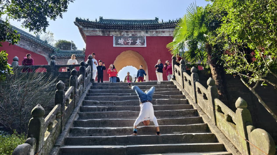 孙国山双手倒立攀登太子坡