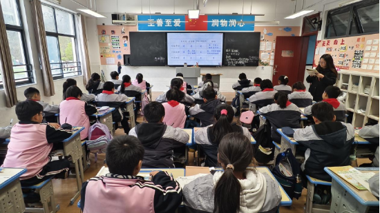 ↑太极湖学校学生在装有护眼灯和智慧黑板的教室上课