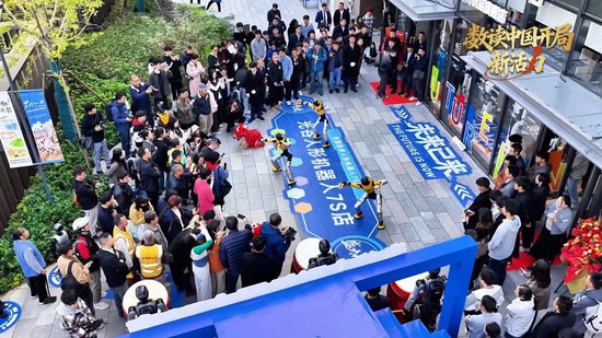 机器人正在进行舞蹈表演（央广网发 光谷人形机器人7S店供图）