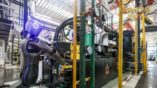 智能体工厂内，机器人正在作业（央广网发 荆州经开区党群工作部供图）