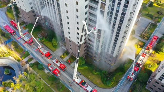咸宁市消防救援局在壹号院小区开展高层建筑火灾应急处置实战演练 &nbsp;陈红菊/摄
