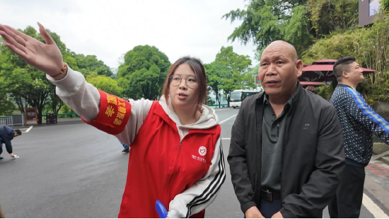 （来自十堰市内各大高校百名大学生志愿者走进武当山，以青春热情护航文明旅游。武当融媒 柴建 汪伟 摄）