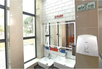 智能公厕内免费WiFi全覆盖 记者刘斌摄