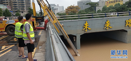 图为武汉蔡甸“龙吸水”排水车在郑州市未来路隧道进行抽排作业 新华网发