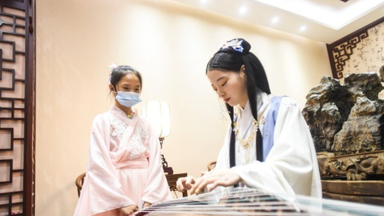 奇石馆夜游会现场。 记者许魏巍 摄