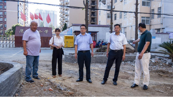 街道负责人在金北路协商创建事宜