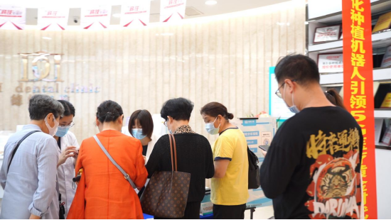 种牙机器人现身江城 数万网友线上围观