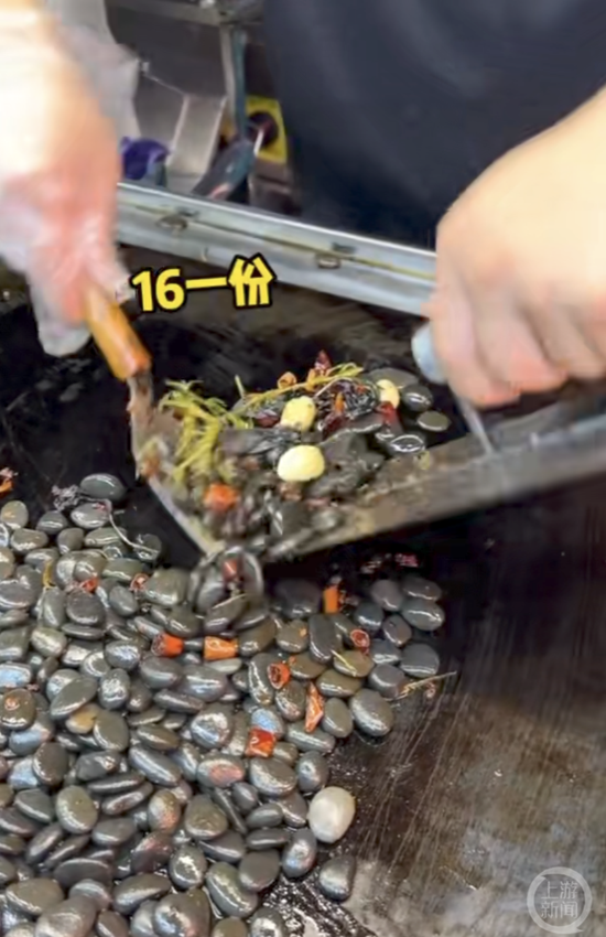 夜市賣爆炒鵝卵石，16元/份。圖片來源：視頻截圖