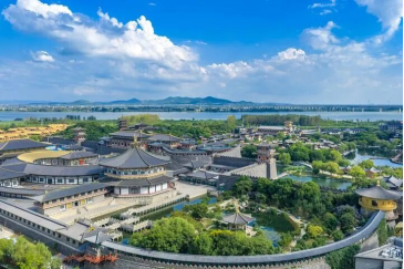 图为襄阳盛世唐城景区风景。