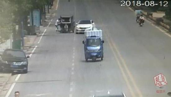 碰瓷团伙故意砸伤手指 街头讹诈三轮车驾驶员