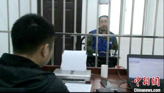 民警提审犯罪思疑人。荆门警方供图