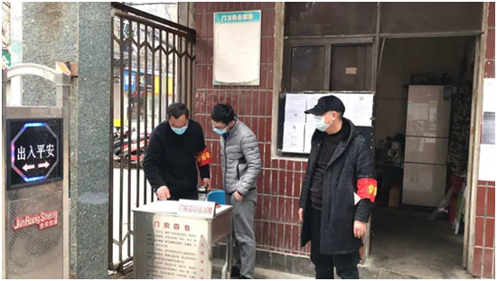 市纪委监委派驻市住建局纪检监察组干部荣先俊对监督单位住宿小区疫情防控工作开展监督检查