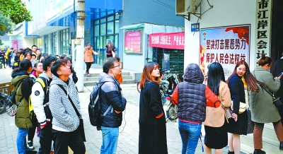 武汉报名考会计排长队 因会计资格考试先审后考