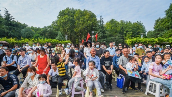 公园的文化演出带动吸引了众多游人驻足欣赏。 记者许魏巍 摄