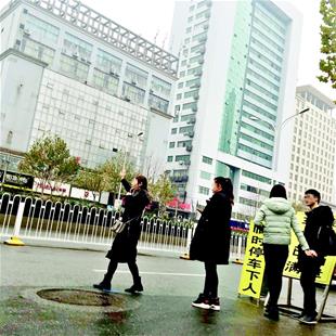 图为：医托（左一）准备带一对情侣去楚都医院
