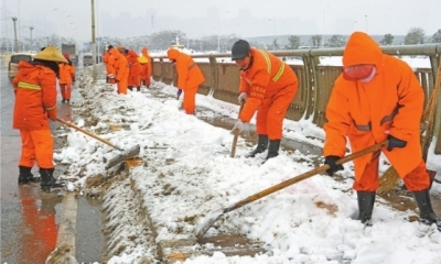 环卫工人在南太子湖大桥上清理积雪记者詹松 摄