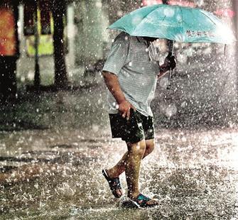 图为：昨日上午暴雨再袭江城 楚天都市报记者邹斌摄于水果湖