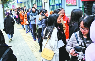 武汉报名考会计排长队 因会计资格考试先审后考