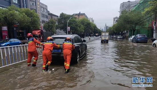图为7月2日6时左右，荆州松滋突降暴雨，消防救援人员紧急出动帮助群众应对道路积水。新华网发 石庆 摄