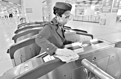 4月4日，地鐵漢口火車站，工作人員對進站閘機擦拭消毒 長江日報記者李永剛 攝
