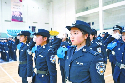 “蓝臂章”民警在进行服务展示