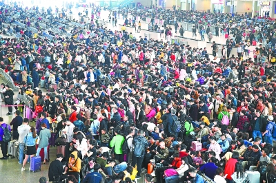 4月30日，漢口火車站，隨著“五一”假期到來(lái)，鐵路客流迎來(lái)高峰。人們或返鄉(xiāng)團(tuán)聚，或外出旅游，踏上各自的旅程 記者詹松 通訊員代能躍 攝