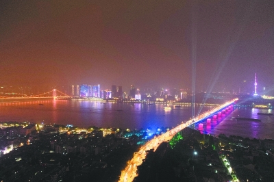 夜幕下的长江大桥璀璨夺目 记者贾代腾飞 通讯员江萌 摄