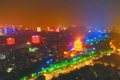 4月30日，蛇山首次披上霓虹外衣，美轮美奂 记者贾代腾飞 通讯员江萌 摄