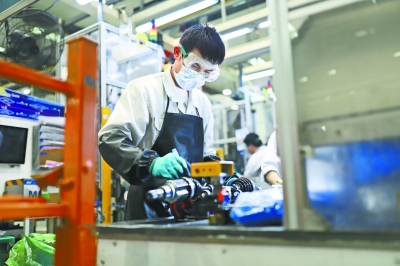 纳铁福武汉工厂车间内,工人们佩戴口罩、护目镜、橡胶手套等操作 长江日报记者康鹏 摄