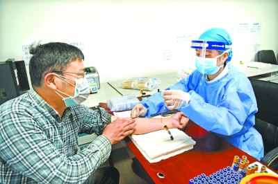 近日，在武汉市第三医院（首义院区），市民接受核酸检测、血常规检测、抗体检测等健康体检    长江日报记者苗剑 摄