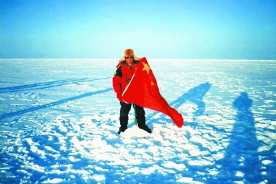 1996年，鄂栋臣将五星红旗首次插在北极点
