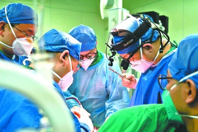 协和医院董念国教授、夏家红教授为首的专家团队穿着防护服施行心脏移植手术