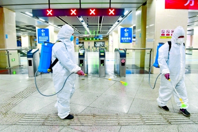 3月23日，地铁2号线汉口火车站站，保洁人员对车站进行全面消毒 长江日报记者李永刚 摄